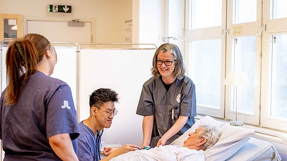 Lärare som undervisar studenter i praktiken. Foto: Jenny Frejing