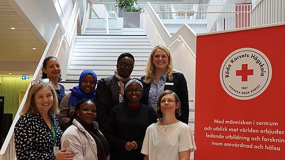 Nadia Benabou, internationell handläggare, Gabriella Ahlenius, adjunkt, Dotto Joachim Ngelengi, registrerad sjuksköterska vid Kilimanjaro Christian Medical Centre och Cecilia E. Mushi, registrerad sjuksköterska och barnmorska vid Kilimanjaro Christian Medical University College, Susanne Georgsson, rektor, Jenny Cadstedt, internationell strateg, tillsammans med studenter från Kilimanjaro Christian Medical University College. Foto:RKH