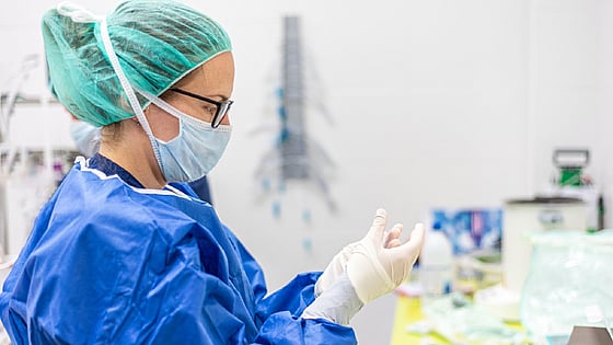 Kvinnlig sjuksköterska som arbetar under Covid-19 pandemin. Foto:Mostphotos