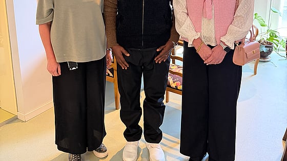 Dr Leopold Gilala från Kolandoto Hospital tillsammans med rektor Susanne Georgsson och Jenny Cadstedt, internationell straget. Foto: RKH