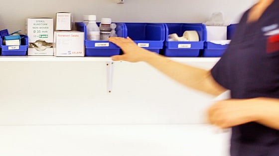 Bild av sjuksköterska under arbetspass.