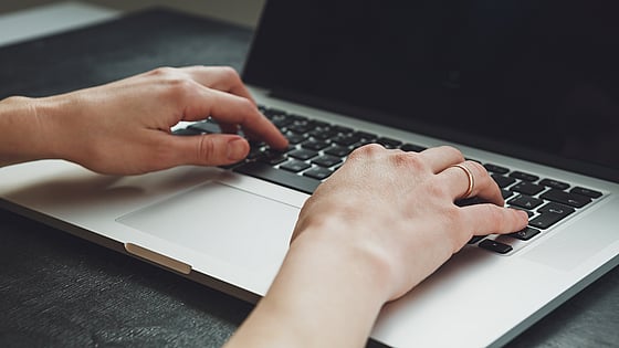 Kvinna som arbetar på sin bärbara dator. Foto: Mostphotos