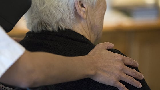 arm om en äldre människa. Foto: Mostphotos.