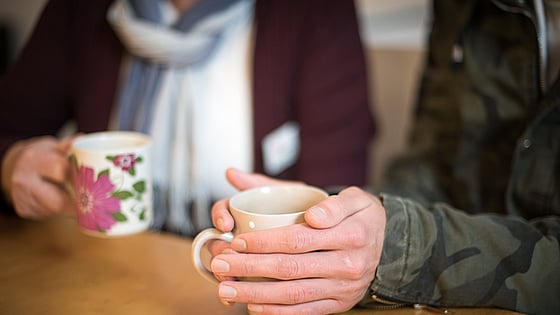 Två personer som dricker te tillsammans.Foto: Mostphotos.