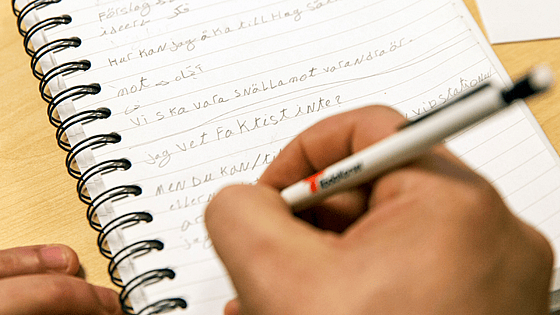 Person som antecknar på ett block. Foto:RKH