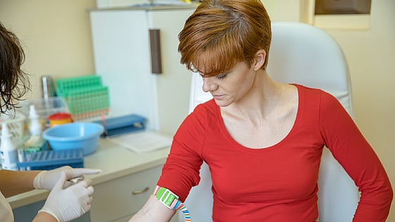 Kvinna som ger blod. Foto: Mostphotos.