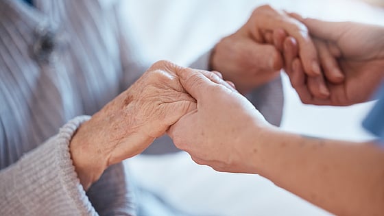 Två personer som håller varandras händer. Foto: Mostphotos.