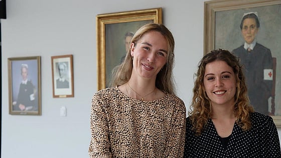 Bild av två franska sjuksköterskestudenter på utbyte vid Röda Korsets Högskola.