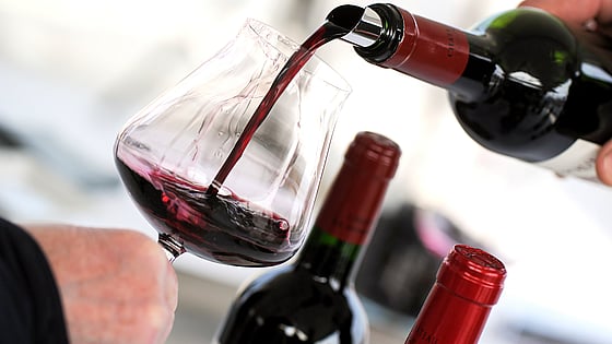 Glas som fylls med rödvin. Foto:Mostphotos