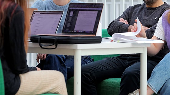 Studenter som studerar på Röda Korsets Högskola