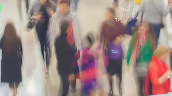 Bild på människor som går i ett köpcentrum med kort skärpa. Foto: Mostphotos.