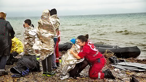 Flyktingar som mottas vid en strand av Röda Korset frivillig. Foto:SRK