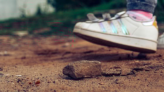 Fot som trampar på jord. Foto: Mostphotos