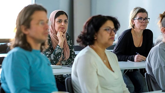 Bild på studenter som lyssnar på en föreläsning. Foto: RKH