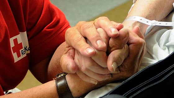 Två personer som håller händerna med varandra. Foto: Mostphotos