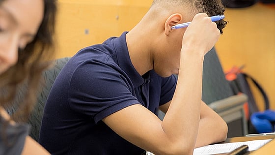 Student som skriver tenta. Foto: Mostphotos