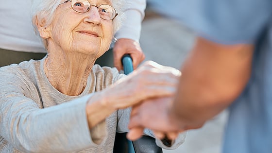 Äldre kvinna med sjuksköterska. Foto: Mostphotos