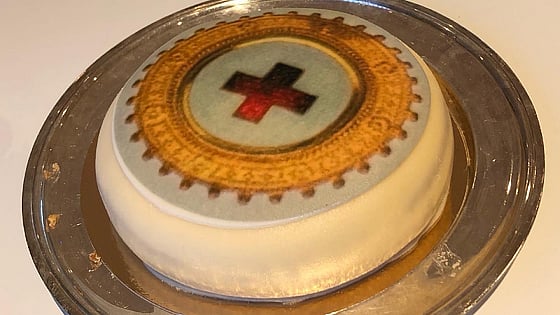 Tårta Röda Korsets Högskolas brosch. Foto: RKH