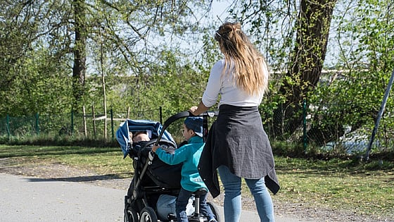 Kvinna som går med en barnvagn. Foto: Mostphotos.