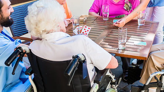 äldre personer som spelar kort. Foto: Mostphotos