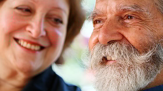 Två glada äldre människor. Foto:Mostphotos