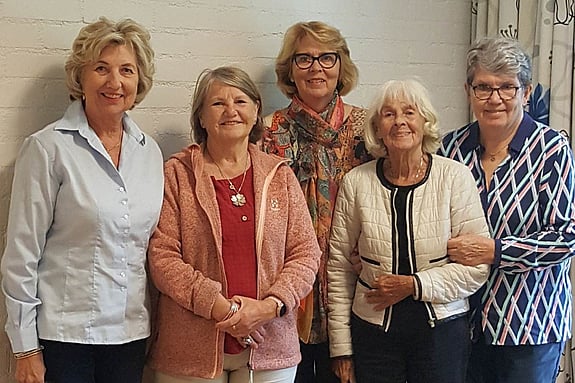 Alumner från Röda Korsets Högskola. Från vänster till höger: May Blom, Helen Hall, Eva Henriksen, Ingegerd Winblom och Marie-Louise Taylor