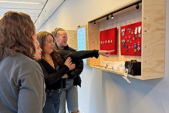 studenter som kollar på utsällningen