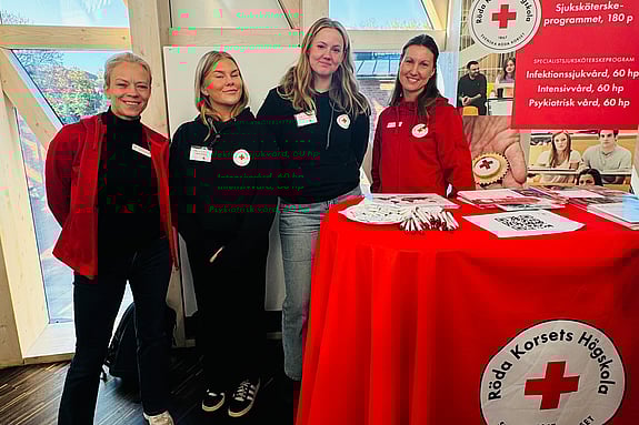 Cecilia Häckter Ståhl, adjunkt, Emelie Norgren, studentkåren, Linnea Widén, studentkåren och Emma Lindstedt, studievägledare vid Röda Korsets Högskola. Foto: RKH