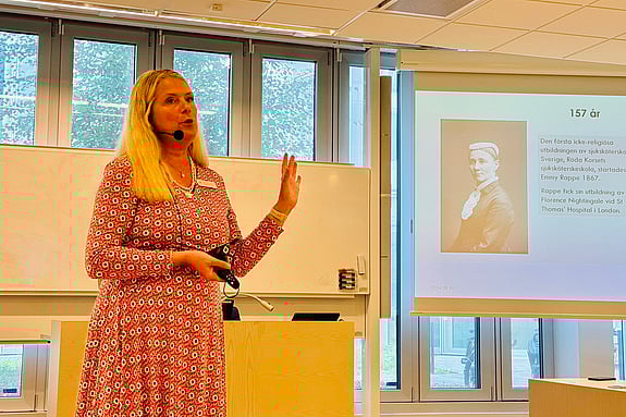 Rektor Susanne Georgsson berättar om sjuksköterskeutbildningens historia för studenterna. Foto: RKH