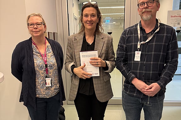 Charlotta Arwidsson (mitten) med sin avhandling. Foto: RKH