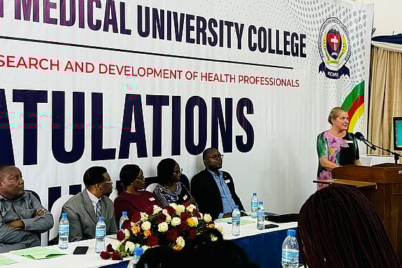 Rektor Susanne Georgsson håller tal.