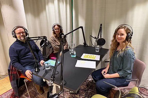 Psykologerna Ronak Tamdjidi och Ferdinand Garoff tillsammans med journalisten Gabriella Ahlström. Foto: RKH