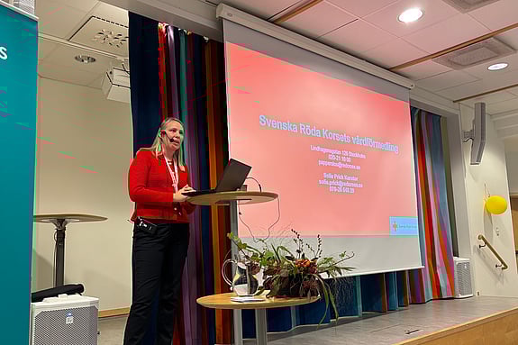 Sofie Prick Alam, socionom/kurator vid Svenska Röda Korset under Akademisk inspirationsdag om äldreomsorg. Foto: RKH