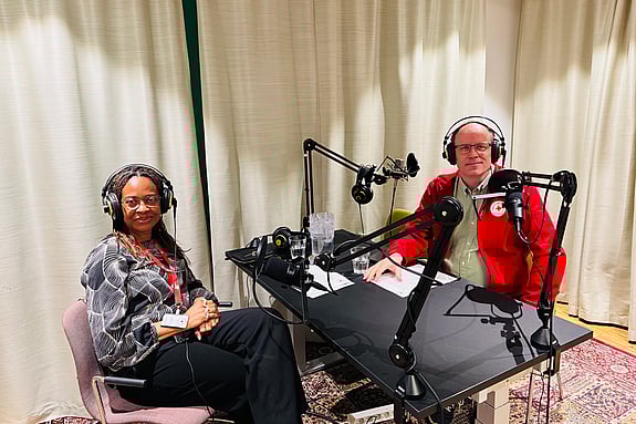 Docent Leah Okenwa Emegwa och IKT-pedagog Paul Parker vid Röda Korsets Högskola.