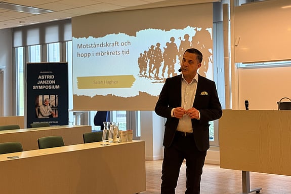 Salah Haghgo föreläser.