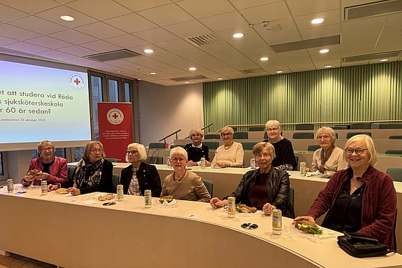 Delar av avgångsklassen som 1965 tog sin sjuksköterskeexamen från Röda Korsets sjuksköterskeskola. Foto: RKH