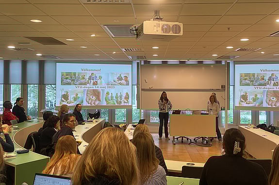 Katarina Brochard, Cecilia Häckter-Ståhl och Hanna Gabrielsson hälsar deltagarna välkomna till VFU-dagen på Röda Korsets Högskola. Foto: RKH