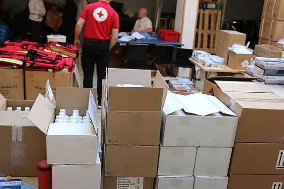 Bild på första hjälpen-utrustning som packas för att skickas till Ukraina.