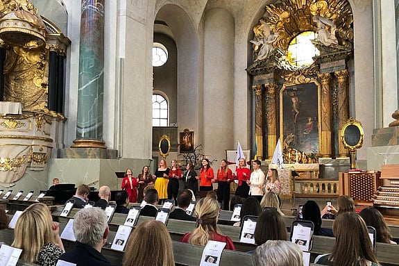 Bild av kören sjunger vid avslutningshögtiden.
