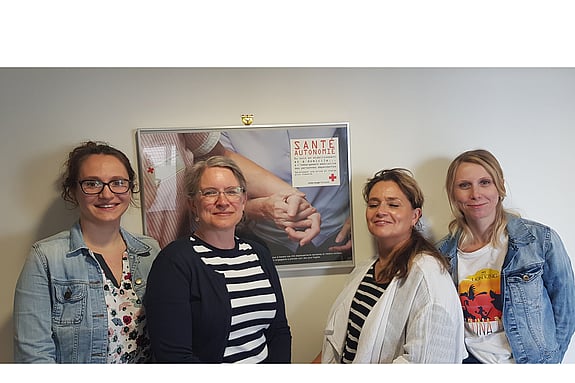 Bild tillsammans med kollegor på Franska Röda Korsets sjuksköterskeutbildning.