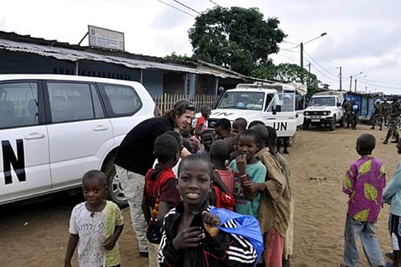 Jason Murphy med lokalbefolkning i Elfenbenskusten.