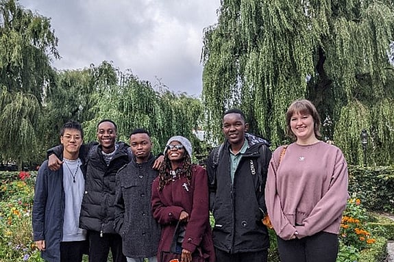 Studenterna från Tanzania och de två faddrarna. Foto: RKH