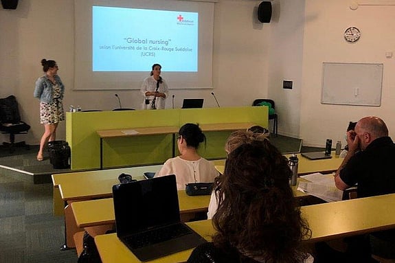Bild av Stéphanie Paillard-Borg som håller föreläsning på Institut Régional de Formations Sanitaire et Sociale Rhône-Alpes, Croix-Rouge Française