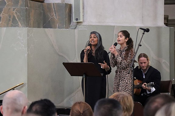 Bild av Victoria och Lilly Ann som sjunger & Tobias Frelin på gitarr.
