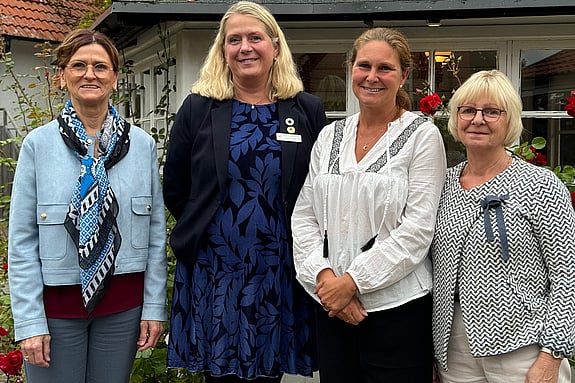 Birgitta Bisholt, professor och prefekt vid Röda Korsets Högskola, Susanne Georgsson, professor och rektor vid Röda Korsets Högskola, Maria Haak, professor och vice-rektor för forskning vid Högskolan Kristianstad och Anna-Karin Edberg, professor och studierektor för forskarutbildningen i vårdvetenskap vid Högskolan Kristianstad.