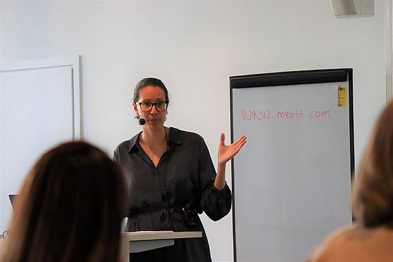 Bild av Amina Guenna Holmgren, bitr. universitetssjuksköterska och doktorand vid Karolinska Institutet.