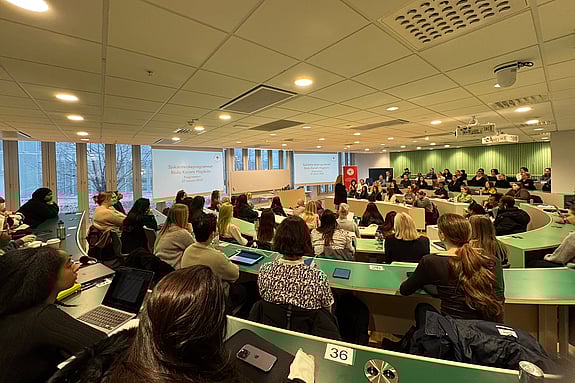 Programstart för sjuksköterskeprogrammet vid Röda Korsets Högskola.