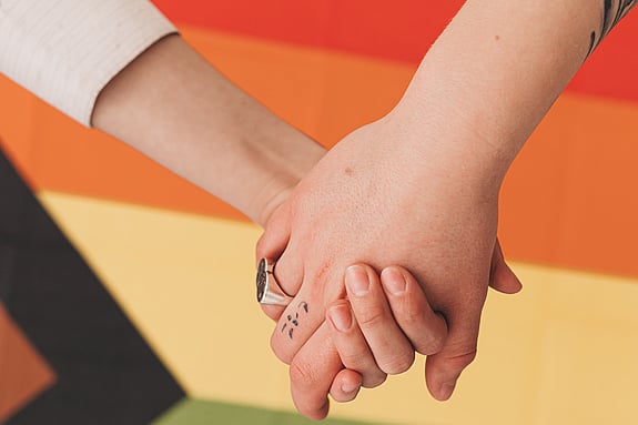 håller händer. Foto: Mostphoto