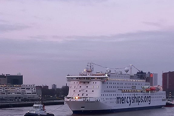 Bild av skeppet på väg in.