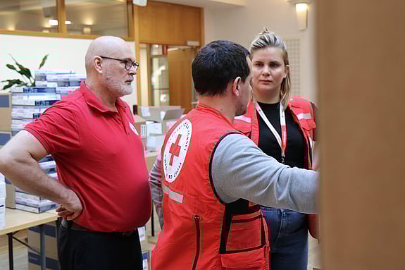 Bild av när första hjälpen-utrustning till Ukraina förbereds och packas.